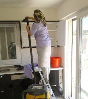 خادمة منزلية محترفة للتنظيف اليومي والعميق